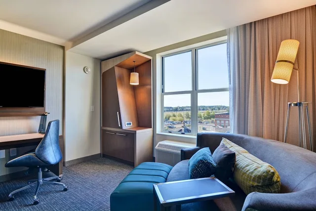غرفة بسرير كينج مع أريكة، Courtyard By Marriott Jackson Madison 2/3