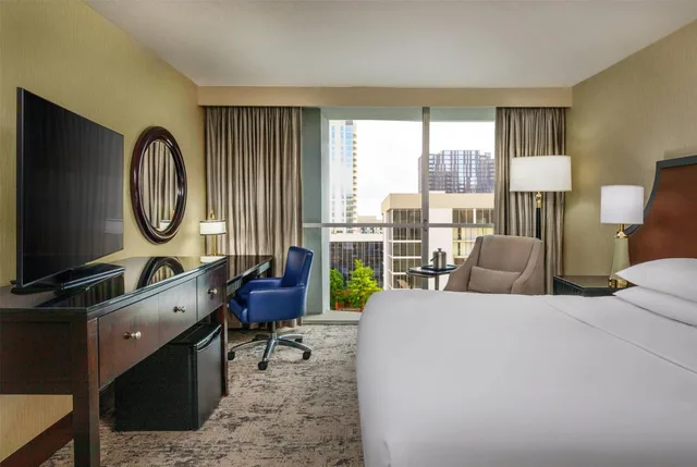 جناح ركني بسريرين كوين مع أريكة، Courtland Grand Hotel, Trademark Collection by Wyndham 2/4