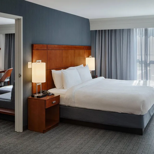 جناح بسرير كينج بغرفة نوم واحدة مع أريكة بحوض استحمام لذوي الإعاقة، Courtyard By Marriott Springfield Downtown 2/8