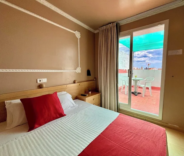غرفة قياسية بسرير مزدوج بشرفة، Hotel Piccadilly Sitges 1/4