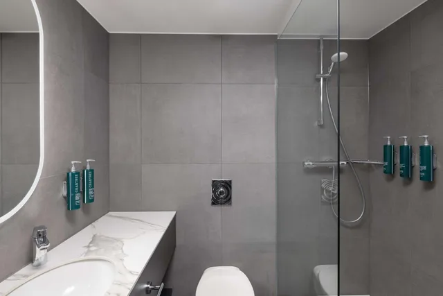 غرفة بريميوم تنفيذية بسرير كينج وسرير كوين، Hilton Duesseldorf 7/8