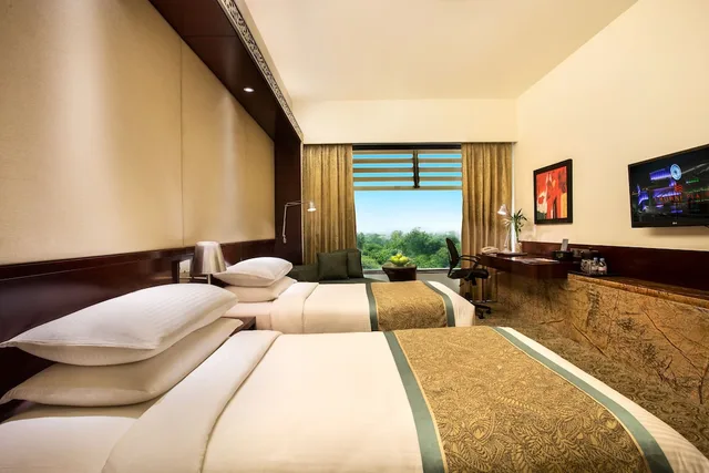 غرفة قياسية بسريرين منفصلين، Crowne Plaza Ahmedabad City Centre 1/4