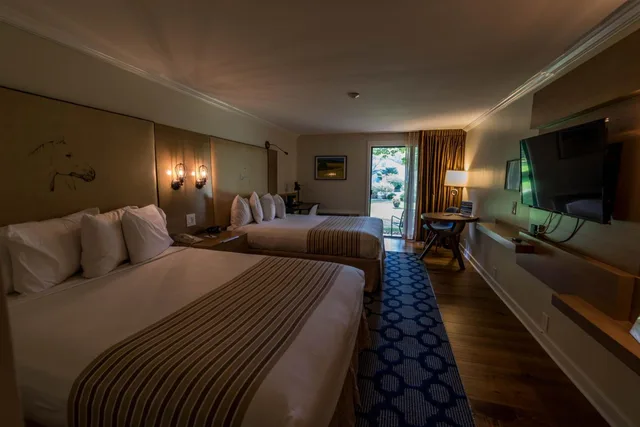 غرفة بسرير مزدوج بإطلالة على المسبح، Interlaken Resort 2/4