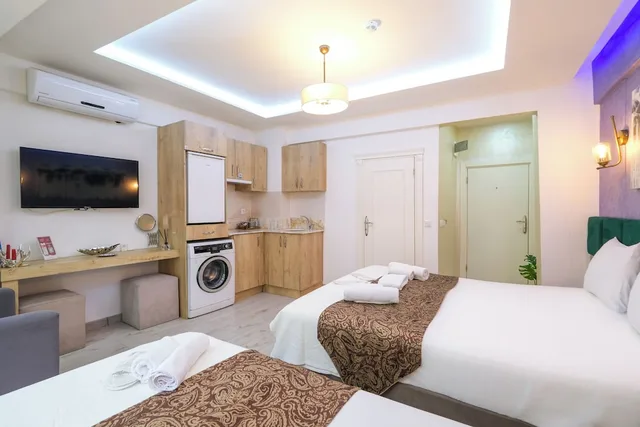 غرفة عائلية رباعية بسرير مزدوج وسرير فردي مع أريكة، Loren Hotel Suites 6/10