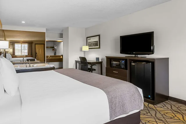Spa, King Bed, Jetted Tub، Best Western Of Harbor Springs 2/4