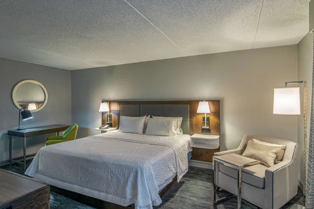 غرفة بسرير كينج بمطبخ صغير لذوي الإعاقة، Hampton Inn Waldorf 2/4