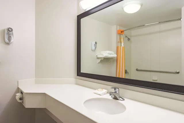 Suite, Multiple Beds، La Quinta Inn & Suites by Wyndham Miami Airport East 3/5