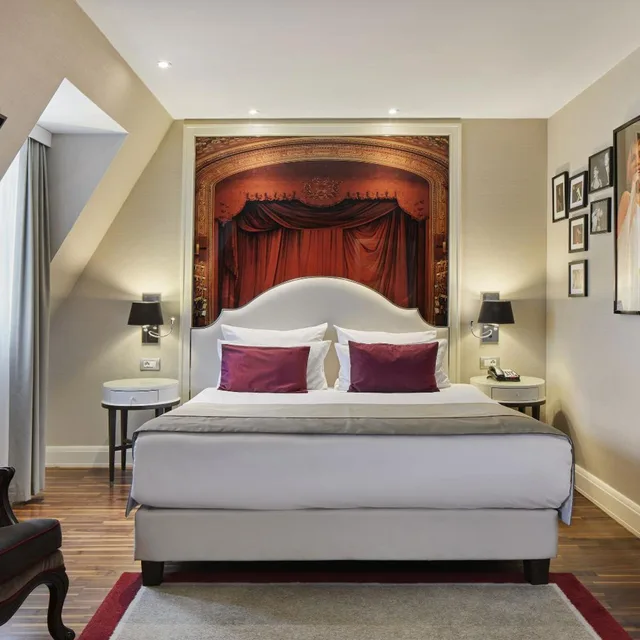 Sezen Aksu, Suite, King Bed، TITANIC Gendarmenmarkt Berlin 2/6
