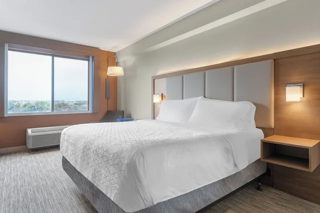جناح بسرير كينج مع أريكة، Holiday Inn Express Suites Coralville 2/5