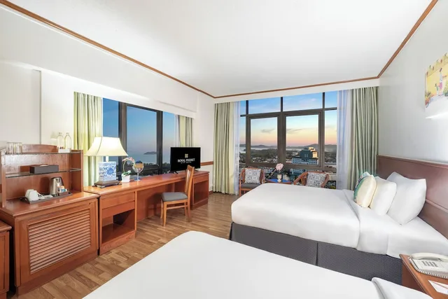 غرفة بريميير ديلوكس بإطلالة جزئية على البحر، Royal Phuket City Hotel 4/7