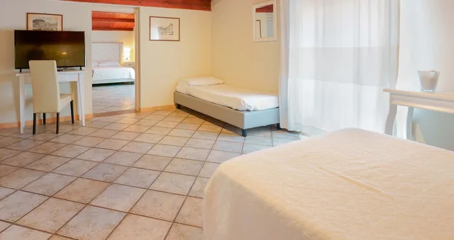 Family, 1 Single and 2 Double Beds, River View, Balcony، Hotel Palazzo Sa Pischedda 2/6