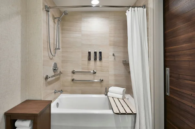 غرفة، The Del Monte Lodge Renaissance Rochester Hotel Spa 9/10