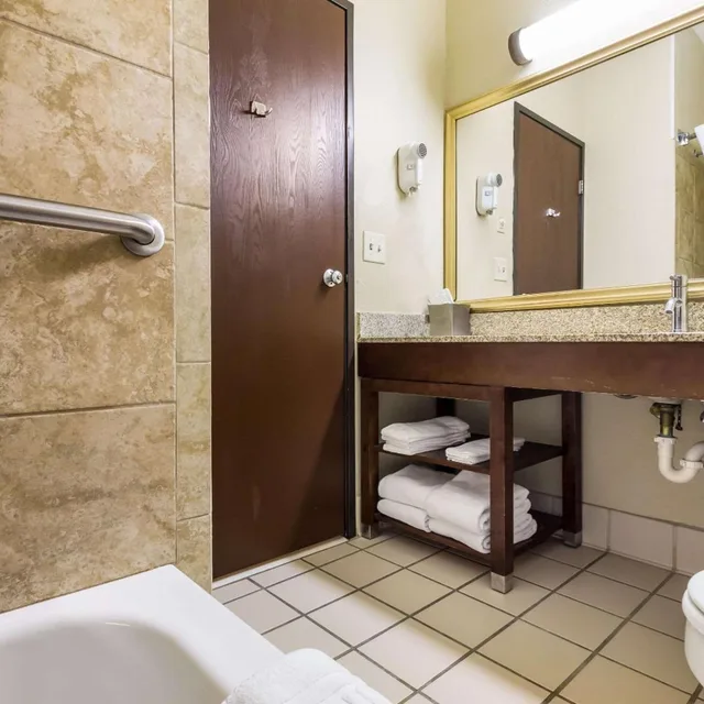 جناح بسرير كوين لذوي الإعاقة، Comfort Suites Sioux Falls Mall District SD 7/7