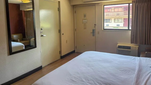 Deluxe, King Bed, Motel 6 Atlanta Smyrna / Ballpark 1/10