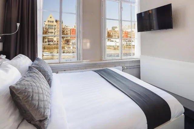 غرفة عائلية ثلاثية، Hotel CC 1/1