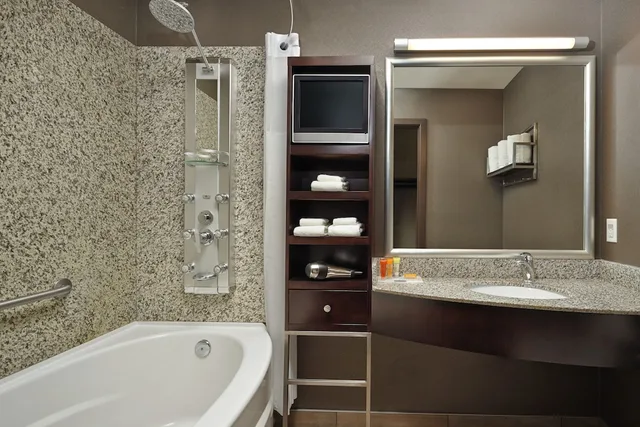 Platinum, Studio, Suite, Queen Bed، Acclaim Hotel By Clique 3/5