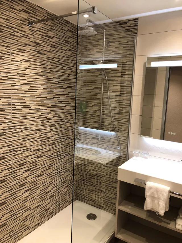 غرفة قياسية بسرير كوين بحوض استحمام، Best Western Marseille Aeroport 7/8