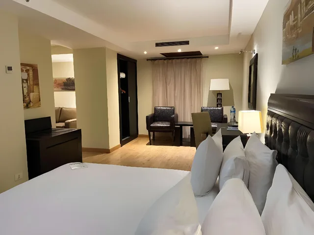 جناح جونيور ديلوكس بسرير كينج مع أريكة، Barcelo Cairo Pyramids Hotel 2/2