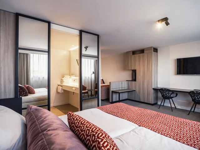 غرفة ديلوكس رباعية بسرير مزدوج وسريرين منفصلين، Van der Valk Hotel Maastricht 1/2