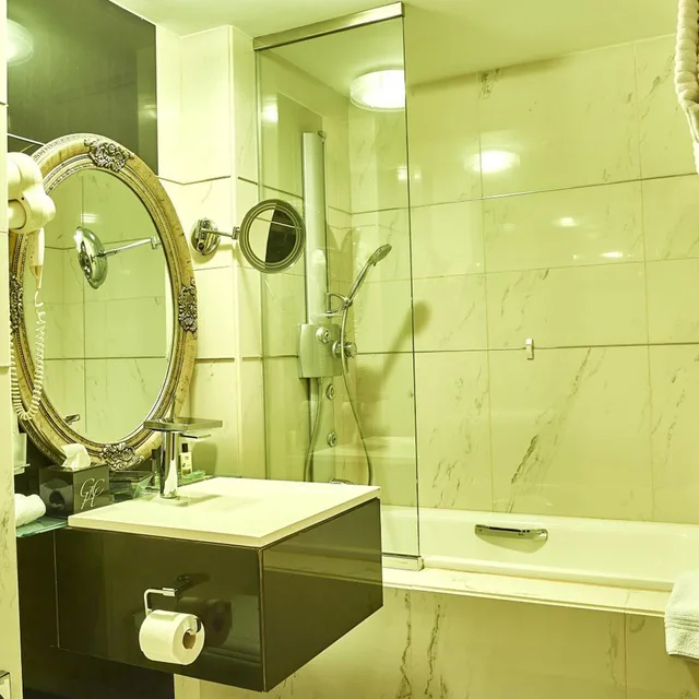 جناح جونيور، Grand Hotel Continental 5/7