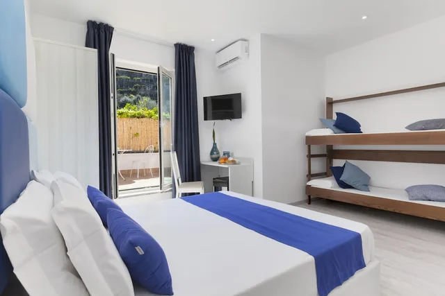 Standard, Quadruple, 2 Murphy Beds، Eden Bleu 1/2