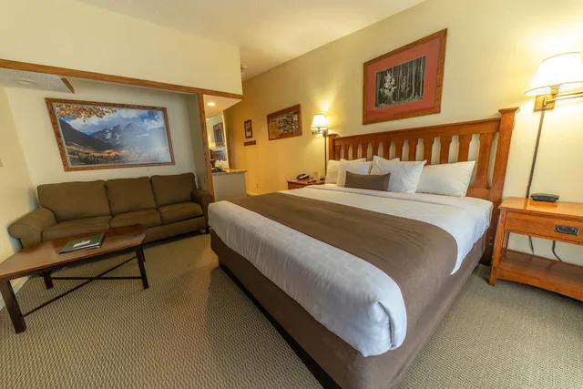 غرفة قياسية بسرير كينج في طابق مرتفع، Pokolodi Lodge 4/9