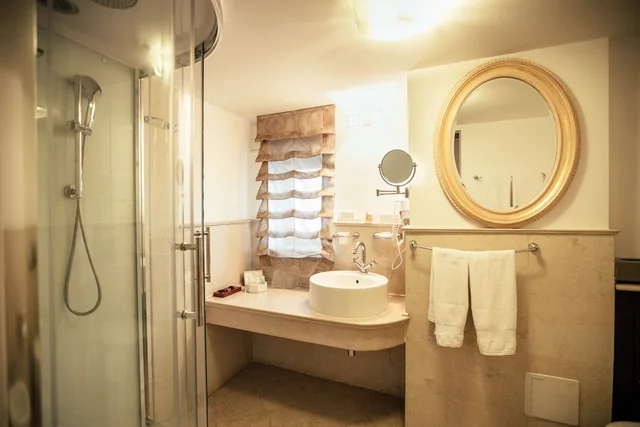 جناح بسرير كوين وسرير فردي بمطبخ، Scala Boutique Hotel 2/3