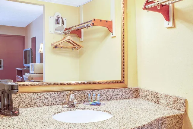 جناح، Knights Inn Mount Laurel 2/2