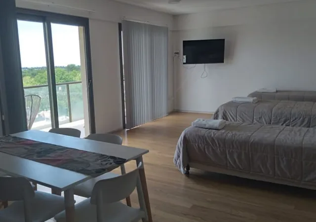 غرفة ديلوكس بسرير كينج وثلاثة أسرّة، Apart Hotel Quijote by DOT Suites 3/3