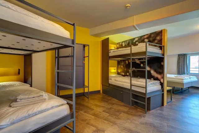 غرفة بستة أسرّة، MEININGER Hotel Munich Olympiapark 1/4