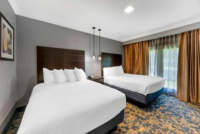 جناح بسريرين كوين مع أريكة بمنطقة جلوس، Best Western Brentwood 2/4