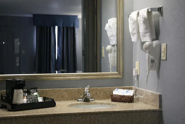 غرفة بسرير مزدوج لذوي الإعاقة، Antioch Quarters Inn and Suites 7/7