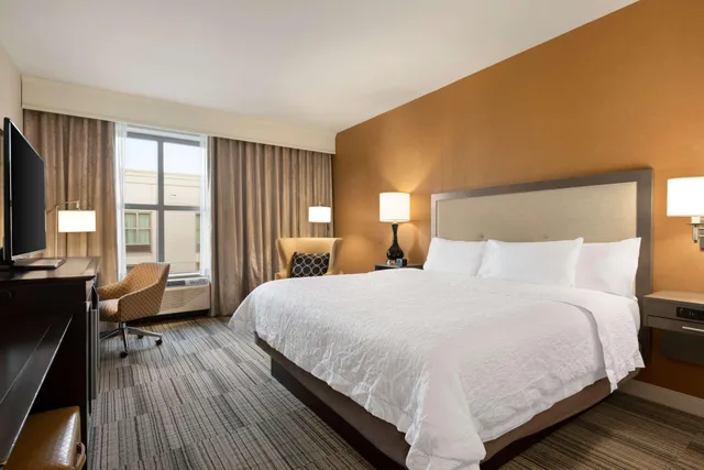 غرفة بسرير مزدوج، Hampton Inn And Suites Roanoke-Downtown 2/3