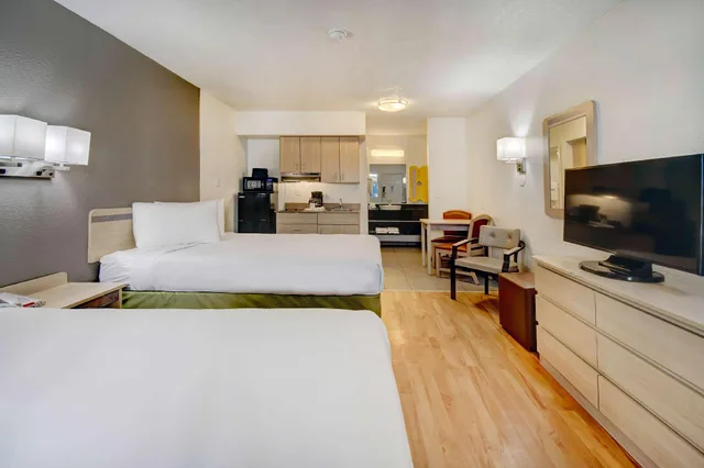1 King Bed Sofa Microfridge Non-Smoking، Studio6 Tucson, AZ - Irvington Road 1/1