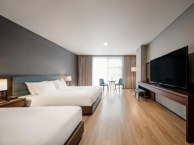 Deluxe, Twin Beds, No View, Hotel Tops 10 1/4