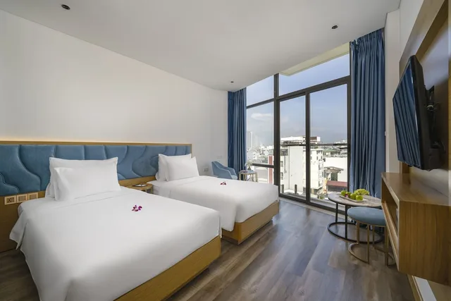 غرفة ديلوكس بسرير كينج بشرفة، San Marino Boutique Danang 3/10