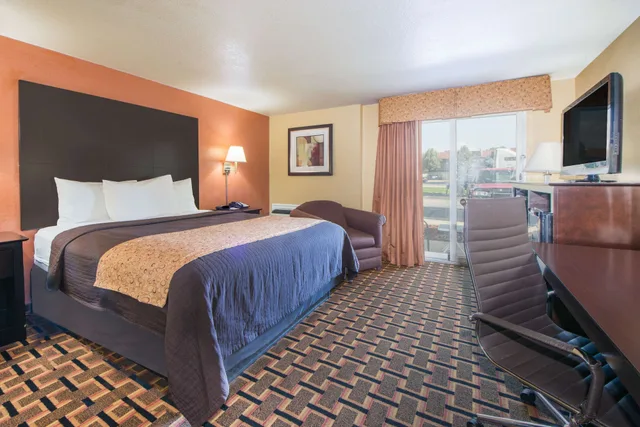 غرفة بسرير كينج للمدخنين، Days Inn by Wyndham Joplin 1/5