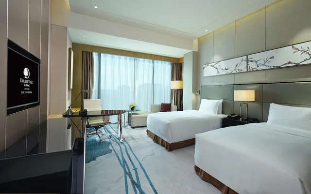 Doubletree, Guest Room, Twin Beds، Doubletree By Hilton Heyuan 2/7