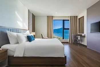 غرفة ديلوكس بسرير كينج بإطلالة جزئية على البحر، Peninsula Hotel Danang 1/1