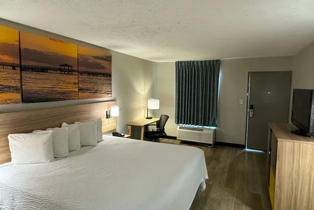 غرفة ديلوكس بسرير كينج يُسمح فيها بالحيوانات الأليفة، Days Inn by Wyndham Crystal River 2/6