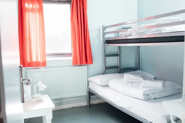 غرفة بسريرين منفصلين وسرير بطابقين بحمام مشترك، Clink 261 Hostel - Adults Only 2/6