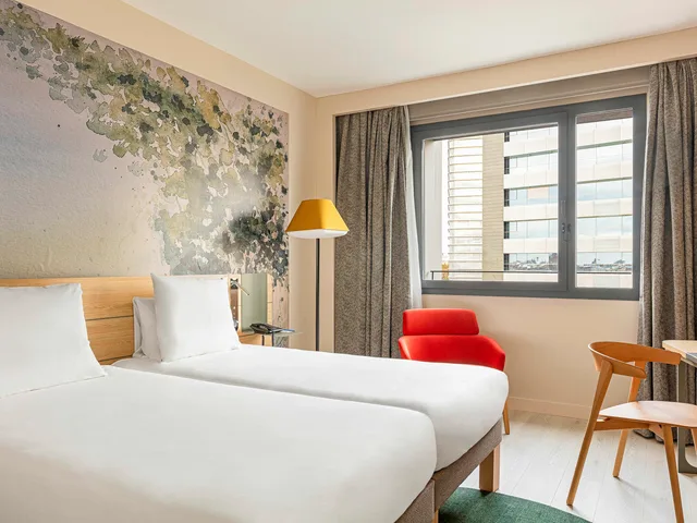 غرفة سوبيريور بسريرين منفصلين وسرير كينج، Novotel Madrid City Las Ventas 2/7