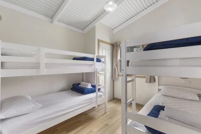 كابينة ديلوكس بسرير كوين وأسرّة بطابقين بغرفتي نوم، Ingenia Holidays Wairo Beach 4/8