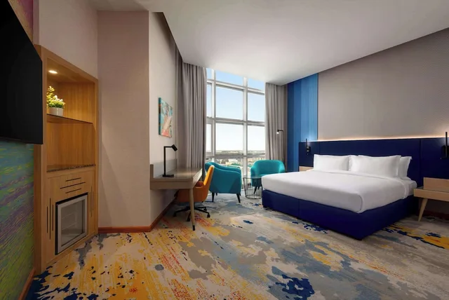 غرفة تنفيذية بسرير كينج بإطلالة على المدينة، La Quinta by Wyndham Abu Dhabi Al Wahda 2/3