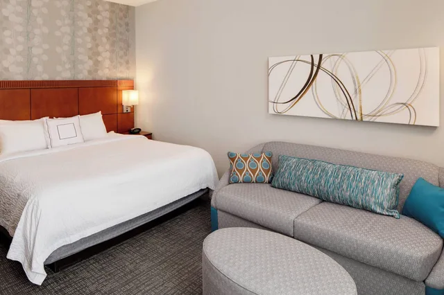 غرفة بسرير مزدوج لذوي الإعاقة، Courtyard by Marriott West Homestead Waterfront 2/3