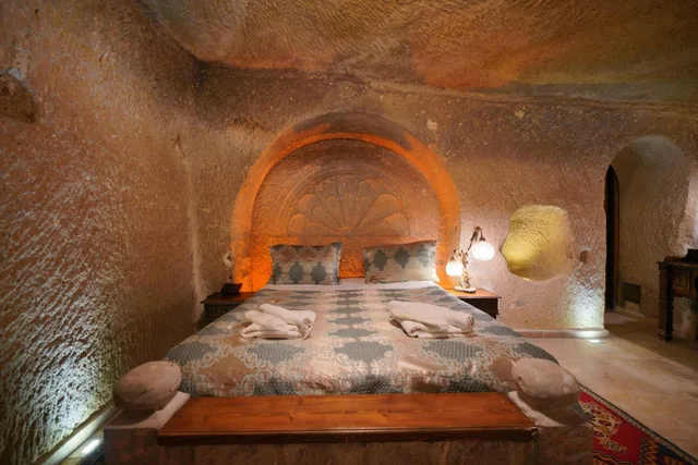 جناح جونيور، Shoestring Cave House 1/4