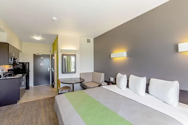 غرفة بسرير كينج لذوي الإعاقة، Studio6 Austin, TX - Airport 2/8