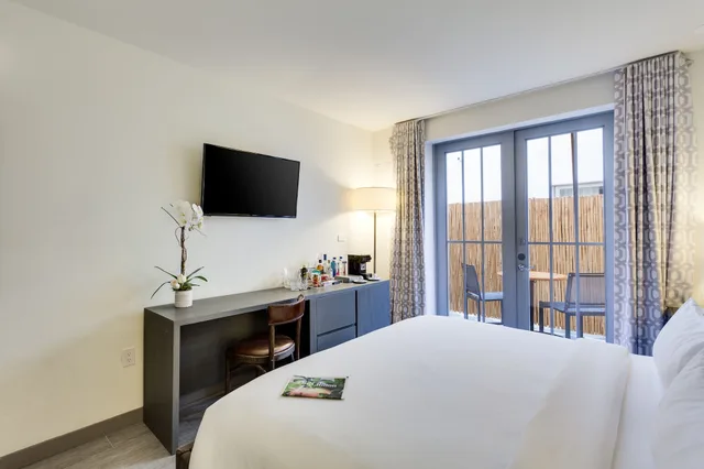 غرفة كلاسيكية بسرير كينج بشرفة لذوي الإعاقة، Clinton Hotel South Beach 2/3