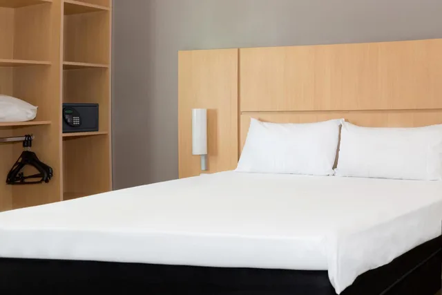 Standard, 1 Double and 1 Single Bed, with Child Extra Bed، Ibis Buenos Aires Congreso 6/8