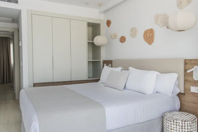 2 Bedrooms, Suite, Sea Front, Balcony or Terrace, Suites Roc Portonova 1/4